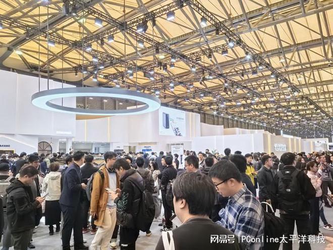 华为智能门锁闪耀AWE 2025引领智慧安防新潮流(图1)
